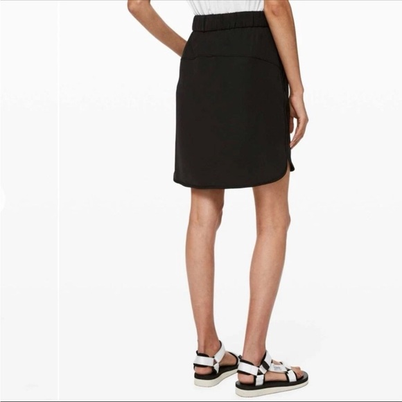 Lululemon on the fly black skirt -size 6 Luxtreme - Picture 2 of 5